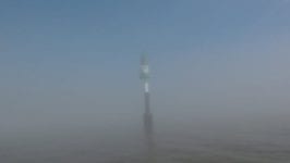 Zeilen in de mist, met oude kaarten en een kapot roer - 6303