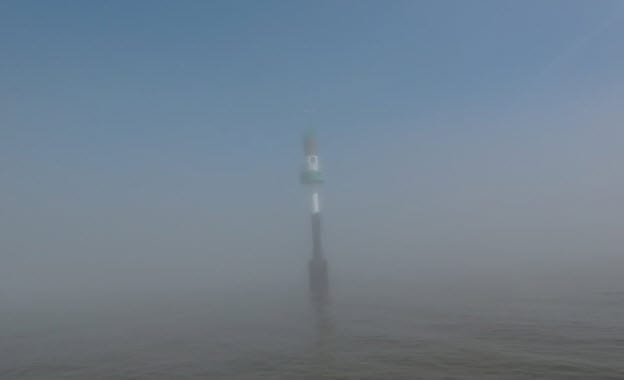 Zeilen in de mist, met oude kaarten en een kapot roer - 6303