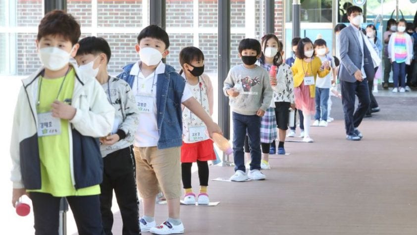 Zuid-Korea sluit scholen Seoel vanwege stijging Corona gevallen - 9676