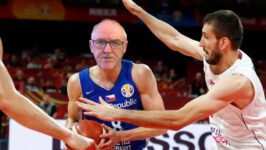 Een bizarre video: Dr. John Campbell gaat basketballen - 62051